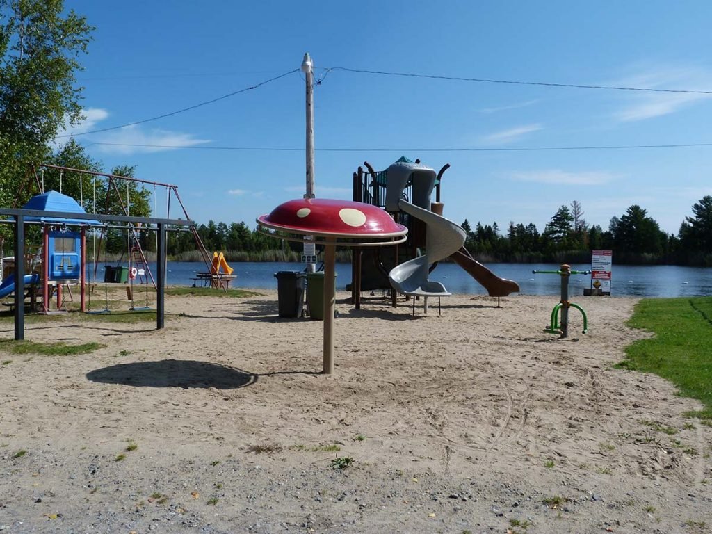 Jeux d'enfants à la plage - Domaine Lac Louise Camping