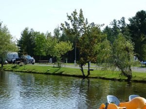 Parc motorisé avec vue sur le lac - Domaine Lac Louise Camping